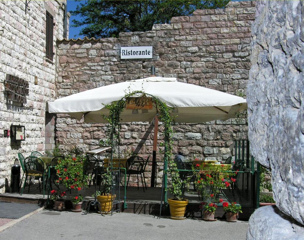 Albergo La Rocca Assisi Exterior foto